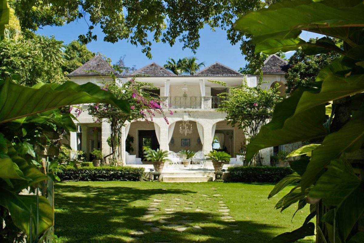 Mango Bay is a 6-bedroom luxury beachfront villa on Barbados.