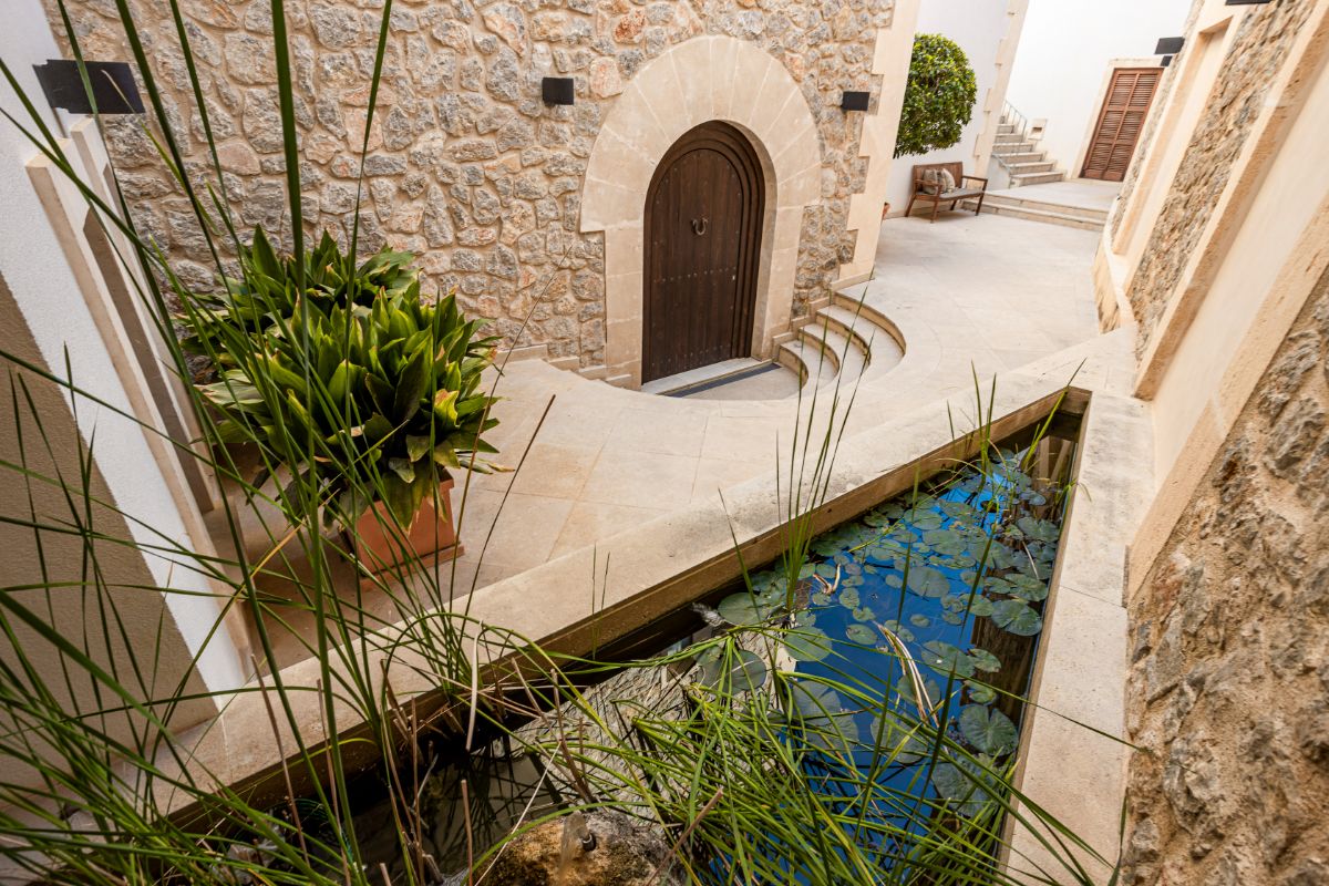 Villa Feliciana, Mallorca — stone-built villa with mature gardens